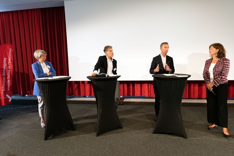 Von links nach rechts: Elisabeth Baume-Schneider, Ständerätin, Philippe Gnaegi, Direktor Pro Familia, Juan Beer, CEO Zurich, und Marina Villa, Moderatorin