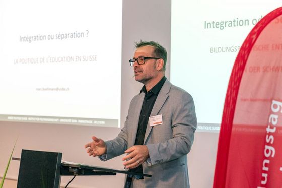 Ein Mann referiert.