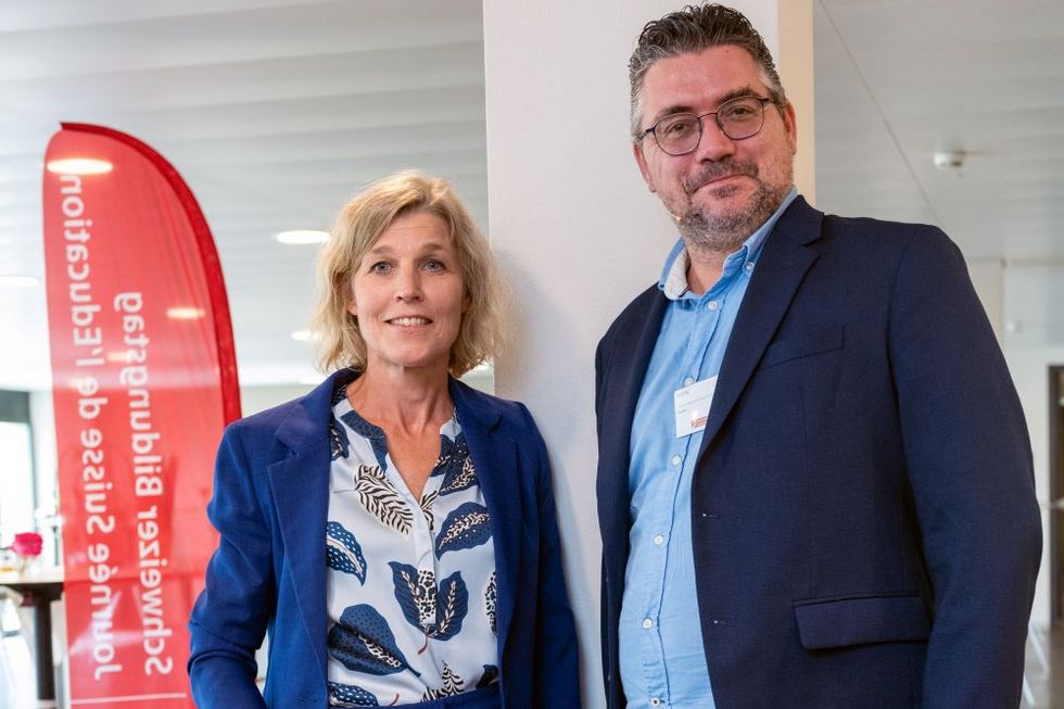 Blonde Frau und dunkelhaariger Mann.