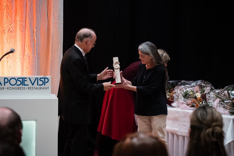 Der Preis wird übergeben.