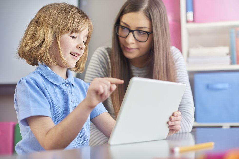 Schülerin und Lehrerin am Tablet