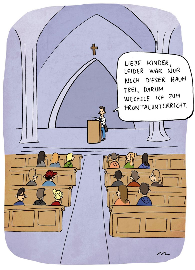 Cartoon eine Lehrers der seine Klasse in einer Kirche unterrichtet. Es sei kein anderer Raum verfügbar gewesen, darum halte er nun wieder Frontalunterricht. 