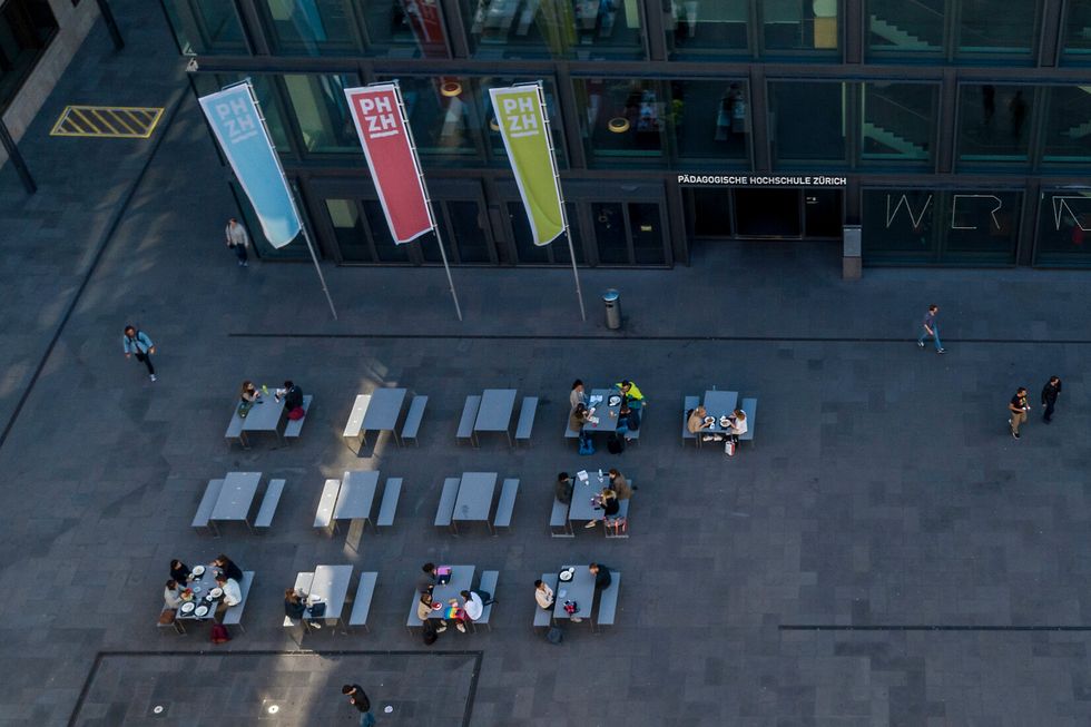 Ein Platz mit Flaggen der PH Zürich geschmückt.
