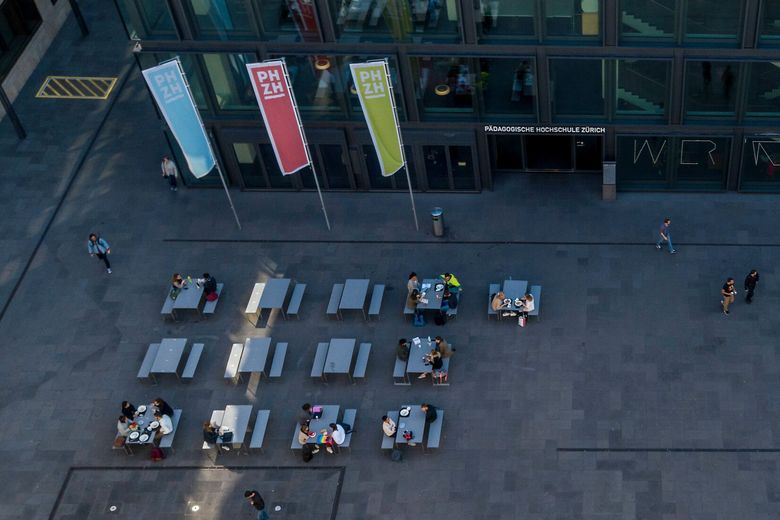 Ein Platz mit Flaggen der PH Zürich geschmückt.