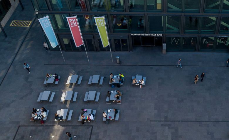 Ein Platz mit Flaggen der PH Zürich geschmückt.