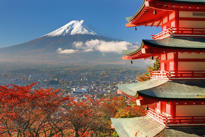 Blick an einer Pagode vorbei auf den Fujiyama.