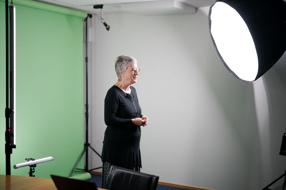 Anne Varenne steht für die Aufnahme ihres Testimonials vor der Kamera, im Hintergrund eine grüne Leinwand. Foto: Manuel Lopez