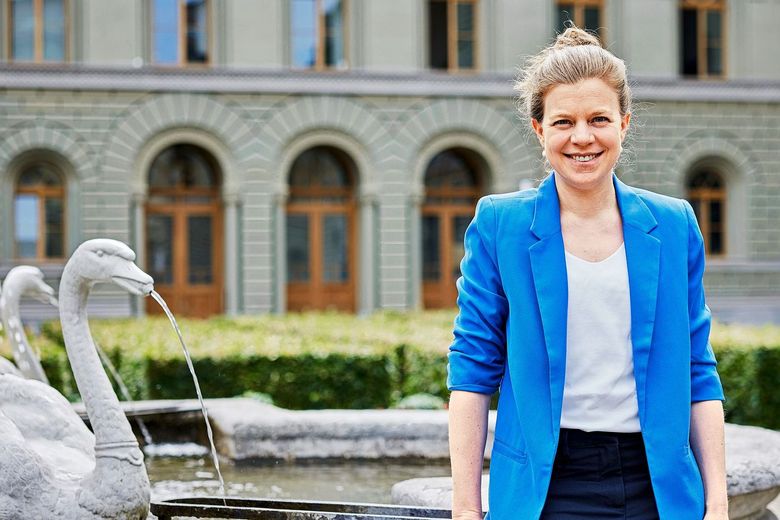 Nadine Masshardt steht beim Bundeshaus vor einem Brunnen. 