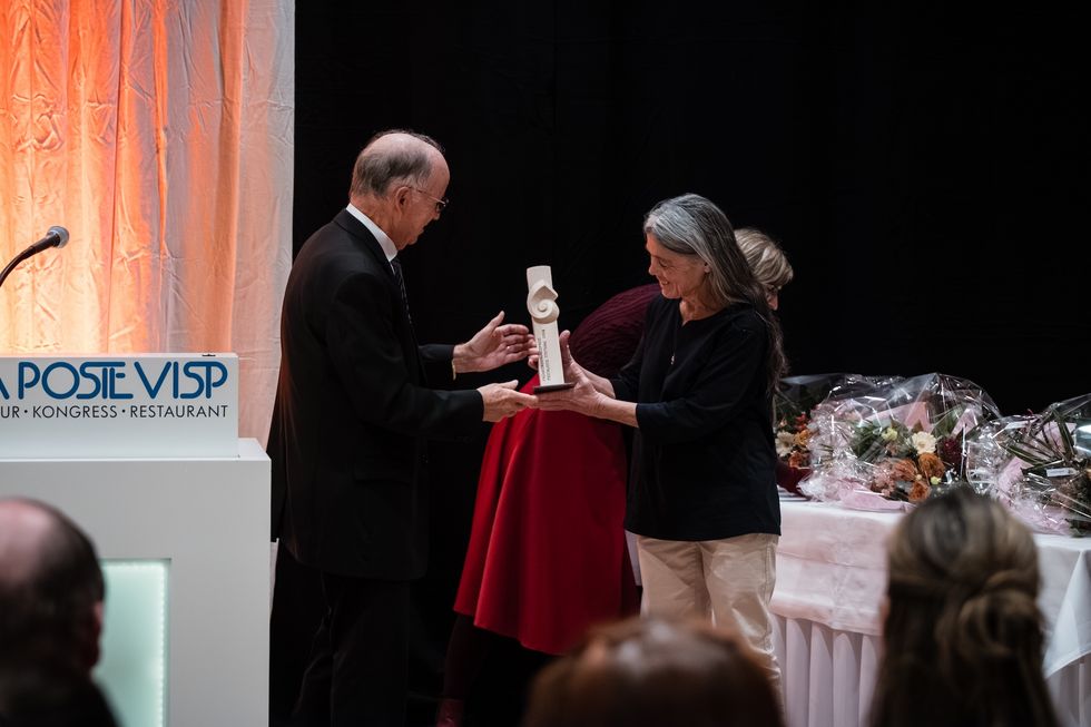 Der Preis wird übergeben.