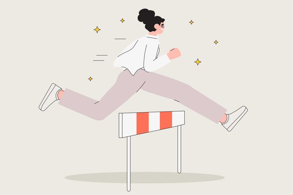 Cartoon-Frau überspringt Hürde.