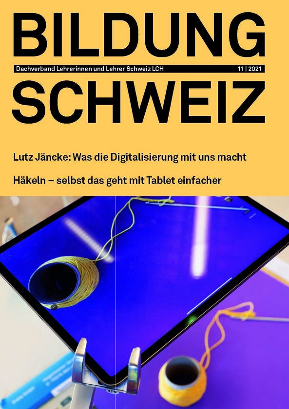 Cover der Novemberausgabe 2021 von BILDUNG SCHWEIZ zeigt ein Tablet mit einer Stricknadel.