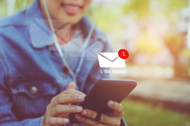Eine Frau erhält den Newsletter auf ihr Smartphone.