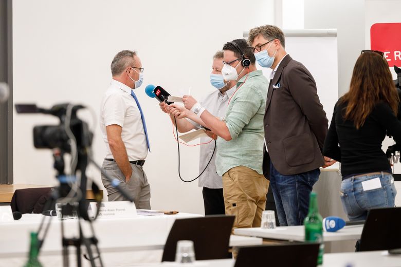 Samuel Rohrbach, Präsident SER, spricht an der Medienkonferenz.