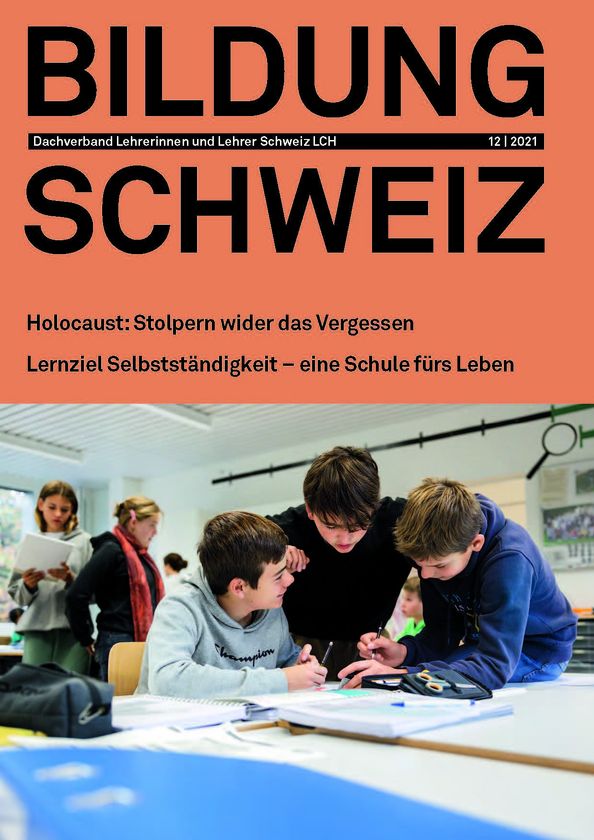 BILDUNG SCHWEIZ 12 | 2021 Cover der Dezemberausgabe 2021 von BILDUNG SCHWEIZ zeigt drei Schüler, wie sie sich im Klassenzimmer besprechen.