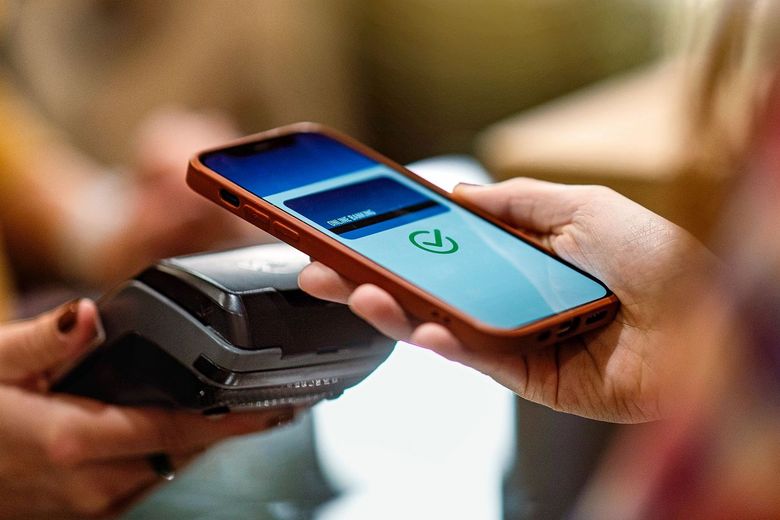 Zum Zahlen hält man einfach das Smartphone über das Bezahlgerät.