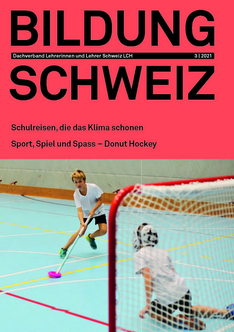 Cover der Märzausgabe 2021 von BILDUNG SCHWEIZ zeigt Donut Hockey in der Turnhalle.