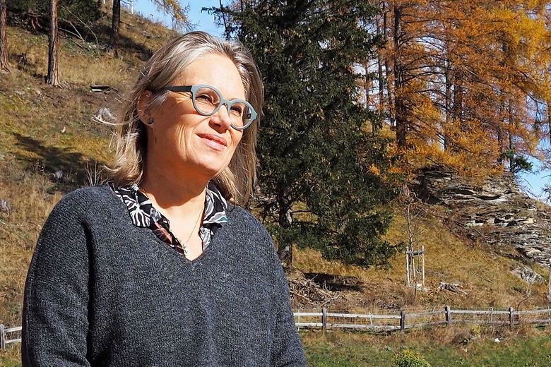 Lehrerin Aglaia Gallmann vor einem Hügel in Tarasp.