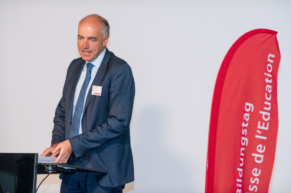 Mann im Anzug spricht.