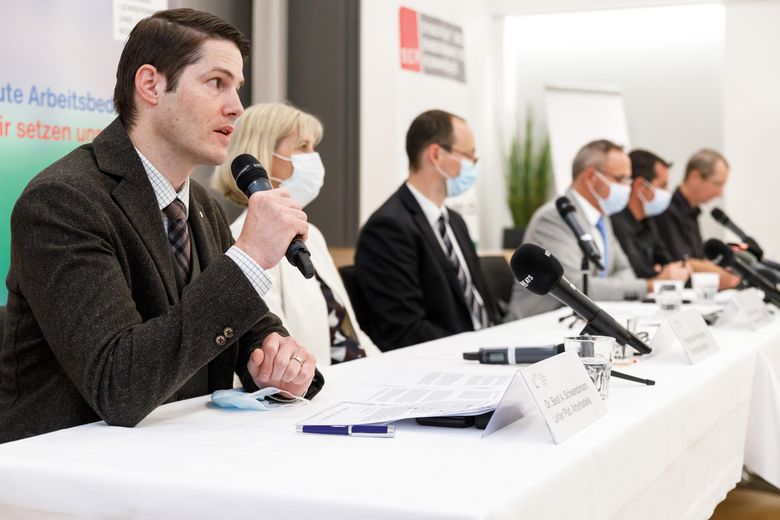 Beat A. Schwendimann, Leiter Pädagogische Arbeitsstelle LCH, spricht an der Medienkonferenz.