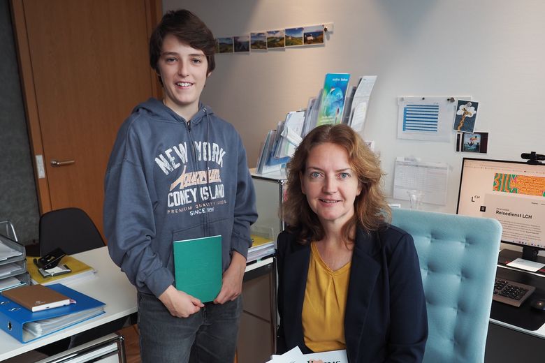 Der Schüler interviewt die Reisespezialistin.