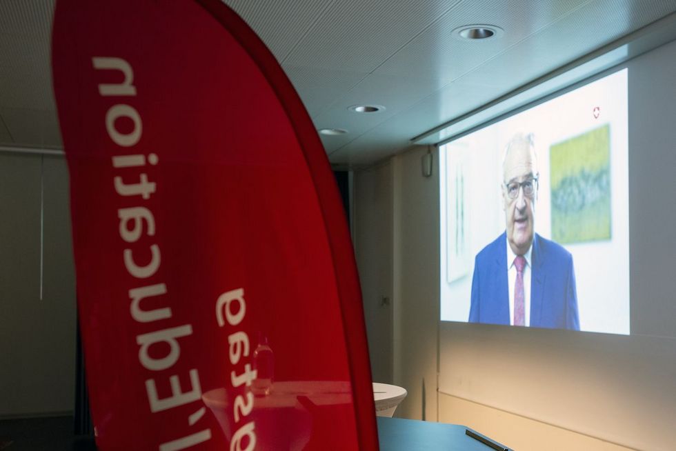 Eine Videoprojektion zeigt Bundesrat Parmelin.