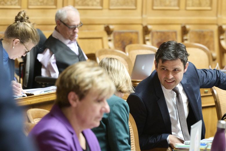 Nationalrat Matthias Aebischer im Nationalratssaal in Bundeshaus in Bern im Gespräch