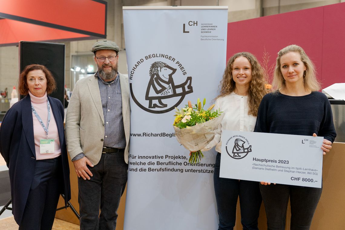 Ruth Sprecher (von links), die Präsidentin der Fachkommission für berufliche Orientierung des LCH, überreicht Stephan Herzer, Helena Kappich und Damaris Diethelm den Richard-Beglinger-Preis. 