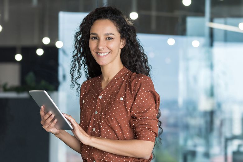 Eine Frau sichert via Tablet das Computernetzwerk.
