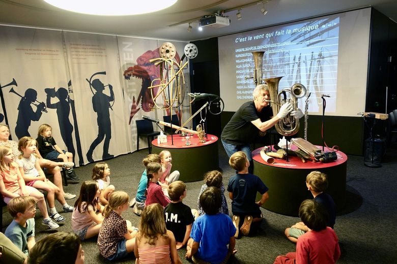 Adrian von Steiger vom Klingenden Museum in Bern stellt Kindern Instrumente vor.