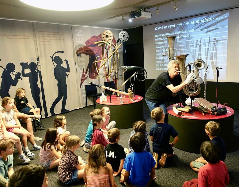 Adrian von Steiger vom Klingenden Museum in Bern stellt Kindern Instrumente vor.