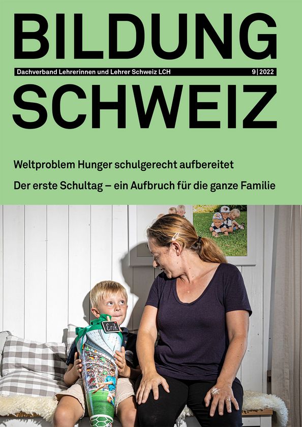 Die Titelseite von BILDUNG SCHWEIZ zeigt eine Mutter mit ihrem Sohn am ersten Schultag