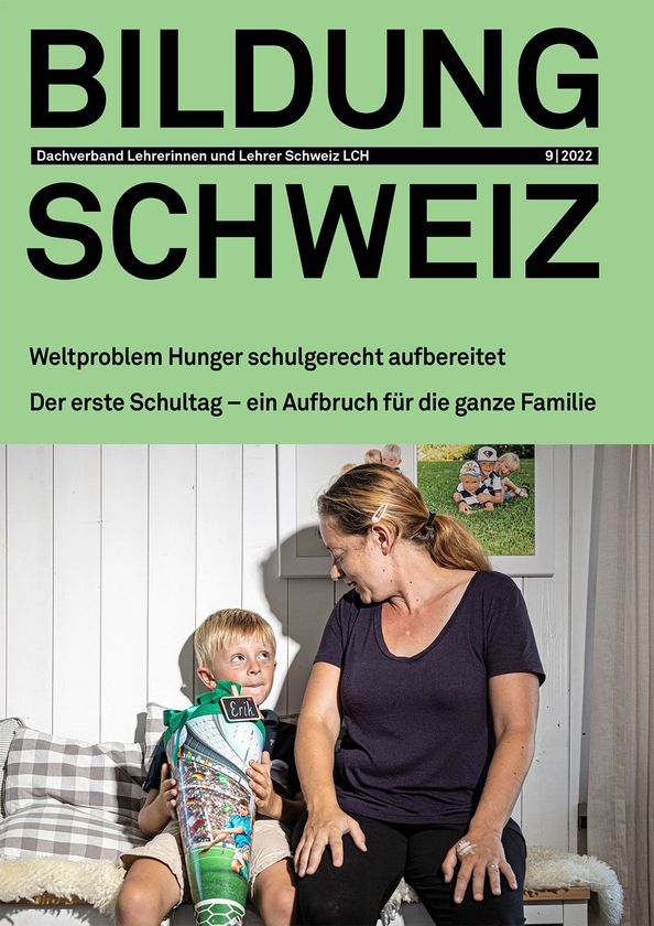 Die Titelseite von BILDUNG SCHWEIZ zeigt eine Mutter mit ihrem Sohn am ersten Schultag