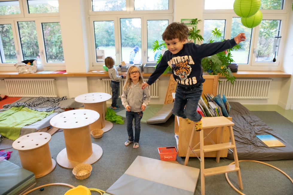 Kinder spielen in einem Klassenzimmer.