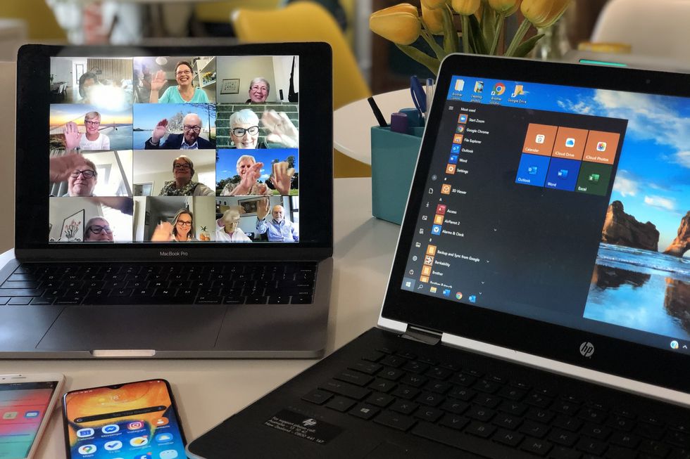 Ein Laptop, auf dessen Display ein Onlinemeeting stattfindet.
