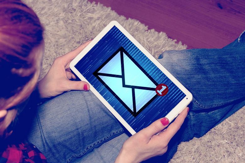 Tablet zeigt den Eingang einer Mail an. 