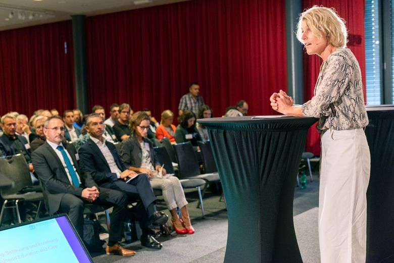 Dagmar Rösler, Zentralpräsidentin LCH, spricht vom Podium aus zum Publikum