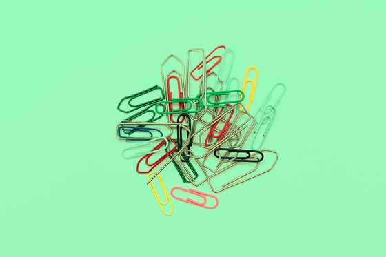 Ein Haufen Büroklammern, verschiedene Farben. Symbolbild für Integration