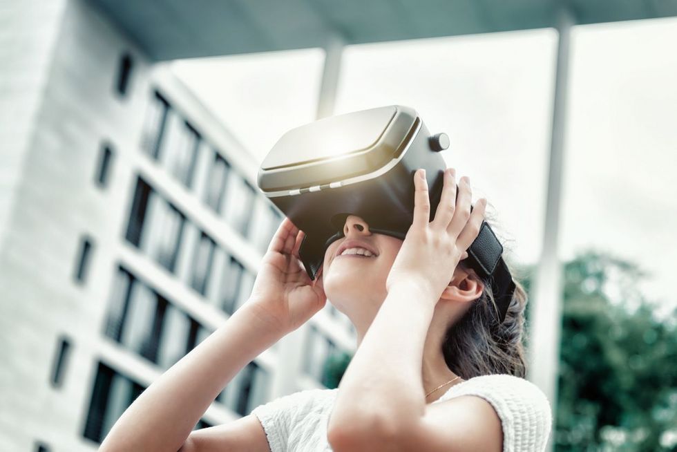 Ein Mädchen benutzt eine Virtual-Reality-Brille.