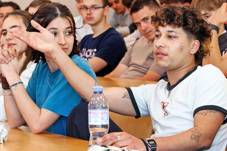 Jugendliche debattieren.