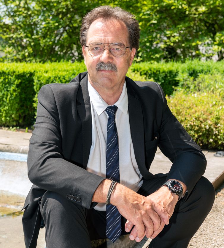 Bruno Rupp sitzt in einem Garten