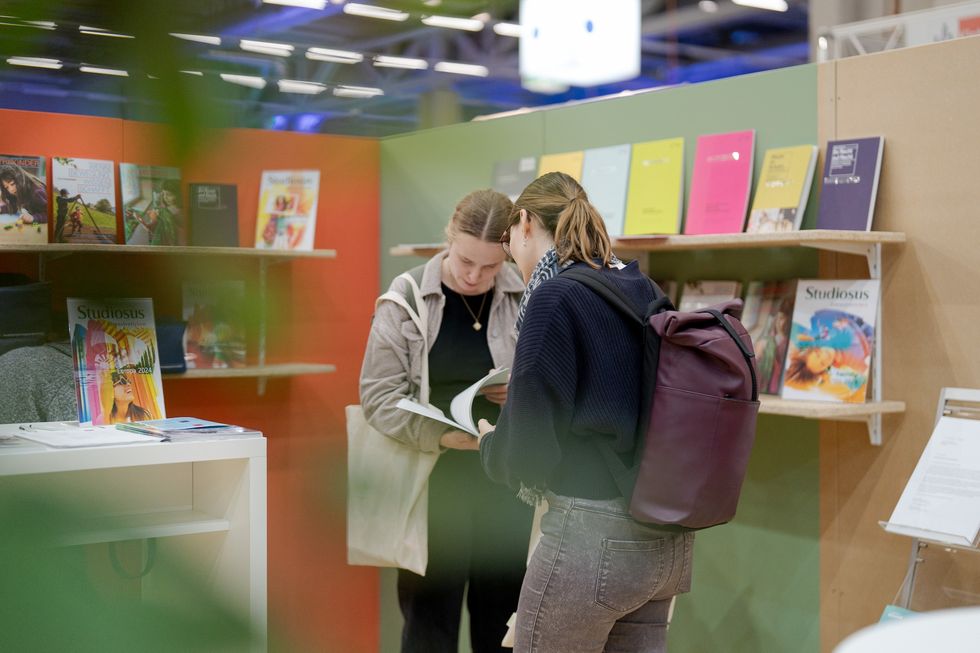 Zwei Frauen schauen in ein Buch.