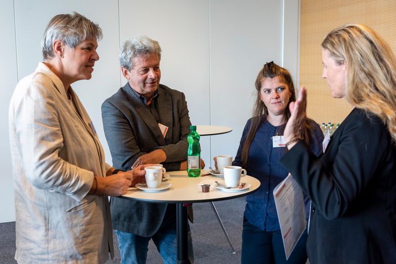 Von links nach rechts: Rita Marty, Präsidentin Lehrerinnen und Lehrer Kanton Schwyz, Jöri Schwärzel, Geschäftsführer LEGR, Laura Lutz, Präsidentin LEGR