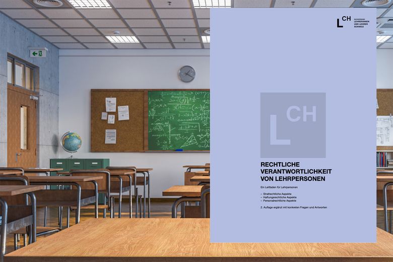 Buchcover vor dem Hintergrund eines Schulzimmers.