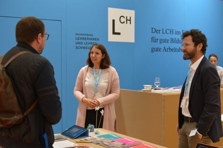 Deborah Conversano und Christoph Aebischer im Gespräch mit einem Besucher an der Swissdidac Bern