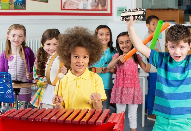 Kinder spielen verschiedene Instrumenten. 