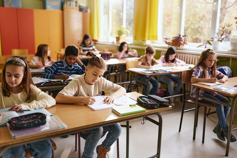 2205473381 Kinder arbeiten konzentriert im Schulzimmer.