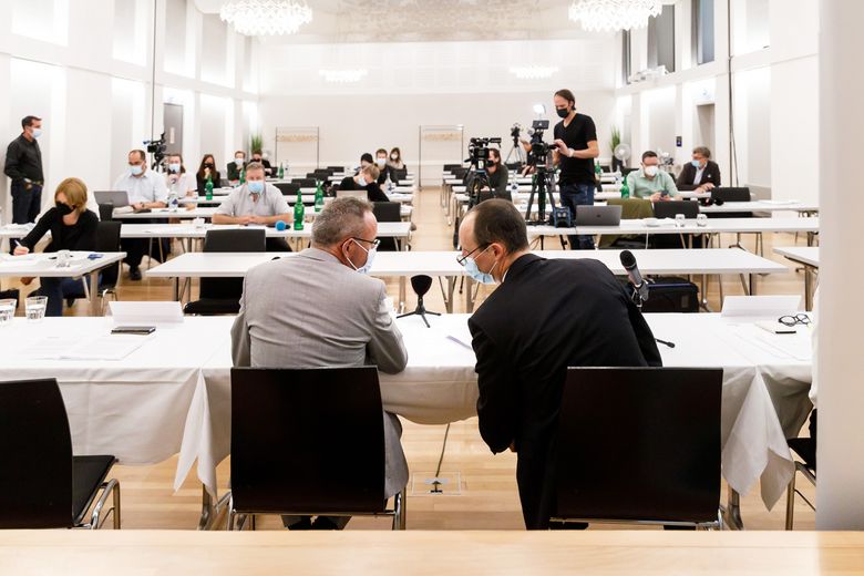 Samuel Zingg, Vizepräsident LCH, und Samuel Rohrbach, Präsident SER, sprechen an der Medienkonferenz.