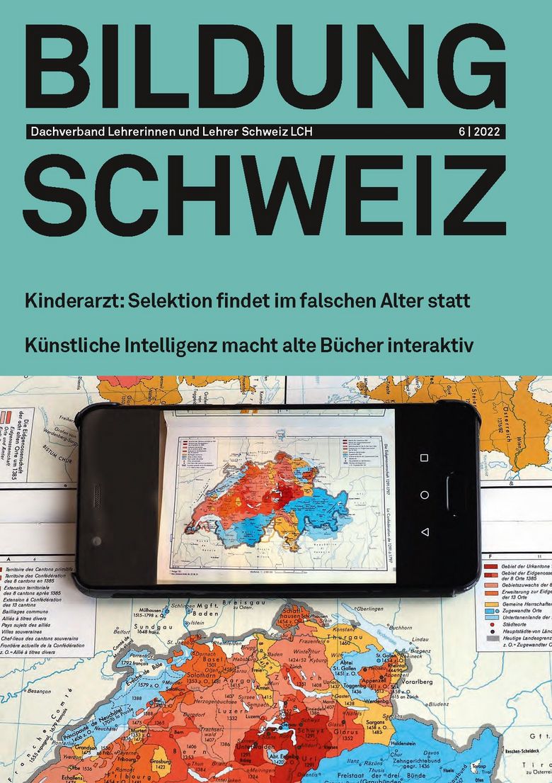 Die Juni-Ausgabe von Bildung Schweiz zeigt ein Handy, das eine alte Landkarte fotografiert.