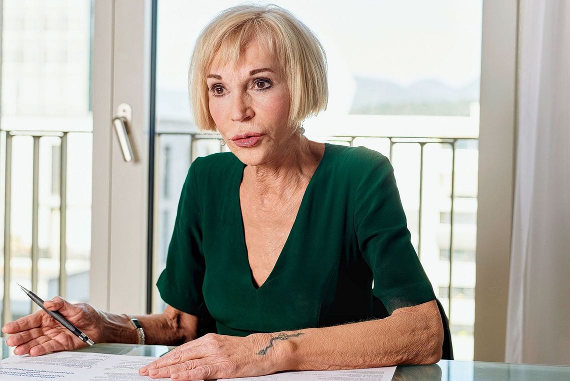 Margrit Stamm sitzt vor dem Fenster und redet.