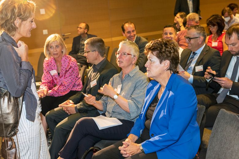 Von links nach rechts: Muriel Langenberger, Gründerin des Swiss Society Lab, Heidi Simoni, Leiterin des Marie Meierhofer Instituts für das Kind, und Silvia Steiner, Präsidentin der Schweizerischen Konferenz der kantonalen Erziehungsdirektoren (EDK)